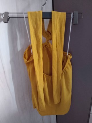 Top sin mangas amarillo