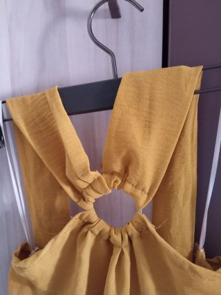 Top sin mangas amarillo