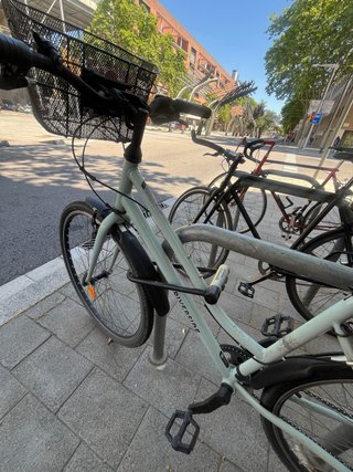 Bicicleta Riverside con silla bebé y cesta