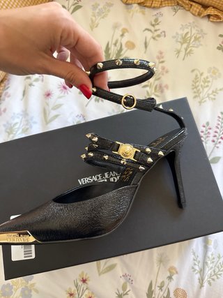 Zapatos Stiletto Negros con Tachuelas Doradas