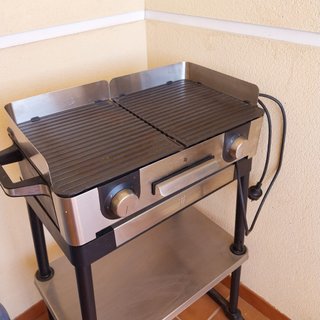 Barbacoa eléctrica WMF con soporte