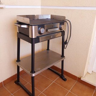 Barbacoa eléctrica WMF con soporte