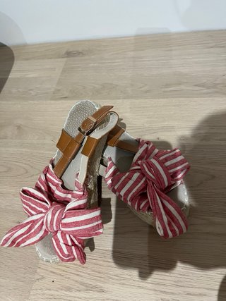Sandalias rayas rojas y blancas