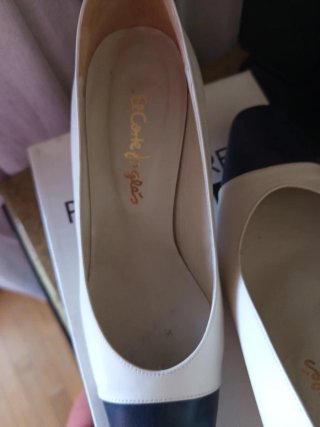 Zapatos de salón El Corte Inglés beige y negro