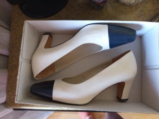 Zapatos de salón El Corte Inglés beige y negro