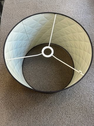 Pantalla de lámpara negra con interior blanco