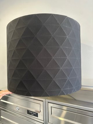 Pantalla de lámpara negra con interior blanco