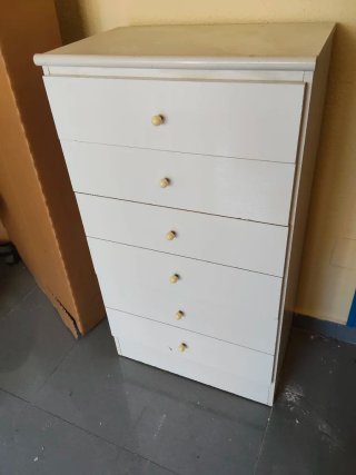 Cómoda blanca de madera