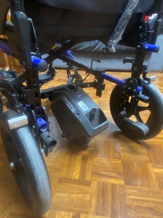 Silla de ruedas con motor de acompañante.