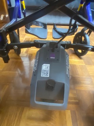 Silla de ruedas con motor de acompañante.