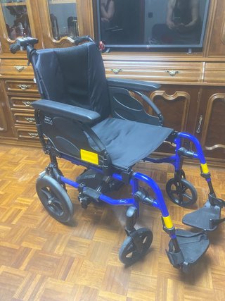 Silla de ruedas con motor de acompañante.