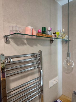 Due scaffali in vetro con supporti