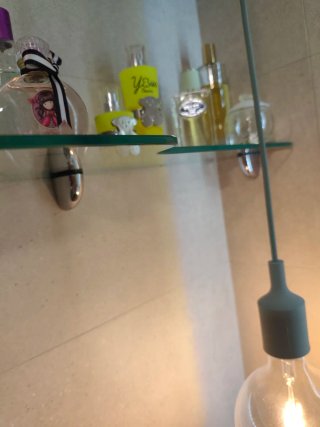 Due scaffali in vetro con supporti