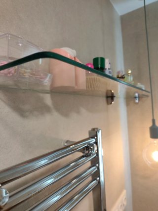Due scaffali in vetro con supporti