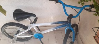 Bicicleta BMX blanca y azul
