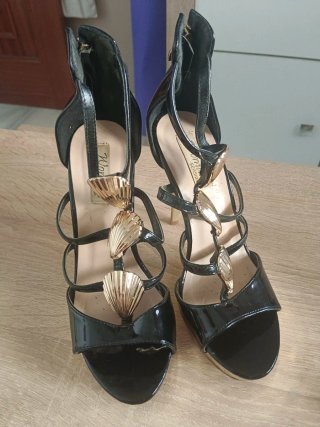 Zapatos de tacón negros con detalles dorados