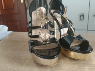 Zapatos de tacón negros con detalles dorados