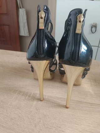 Zapatos de tacón negros con detalles dorados