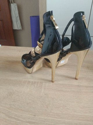 Zapatos de tacón negros con detalles dorados
