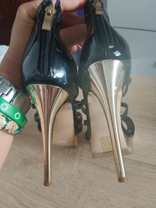Zapatos de tacón negros con detalles dorados