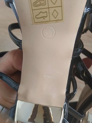 Zapatos de tacón negros con detalles dorados