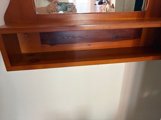 Espejo de madera con repisa