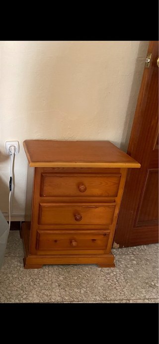 Mesita de noche de madera