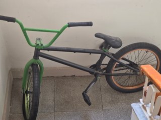 Bicicleta BMX verde y negra