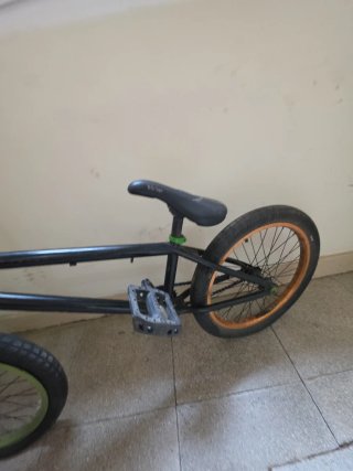 Bicicleta BMX verde y negra,neumaticos nuevos.