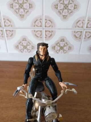 Figura Lobezno con Moto