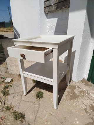 Mesita de noche de madera blanca