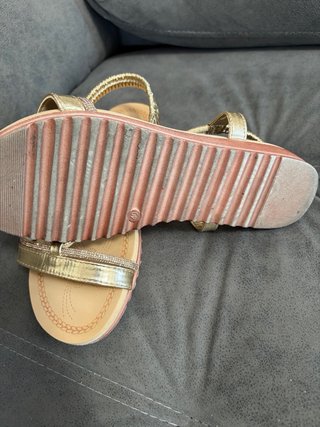 Sandalias doradas con pedrería