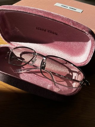 Gafas de sol Miu Miu para mujer en color gris