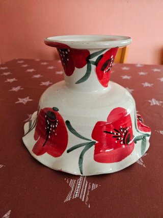 Frutero de cerámica con pie y flores