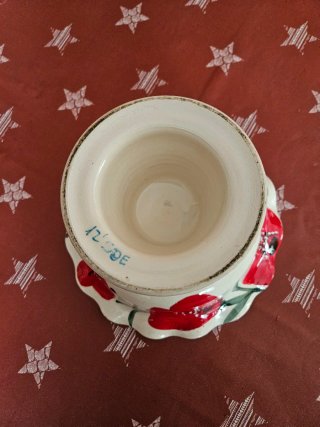 Frutero de cerámica con pie y flores