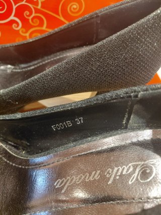 ZAPATOS DE TACÓN NEGROS