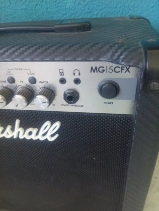 Amplificador Marshall MG15FX con pedal