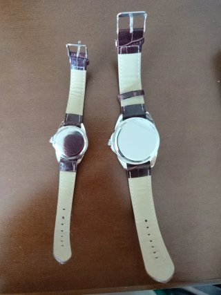 Relojes de pulsera plateados y marrones