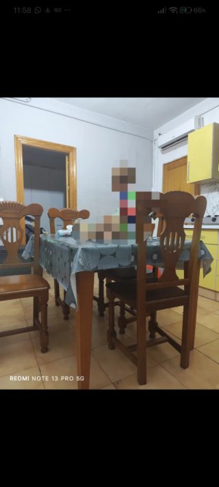 Mesa de comedor grande de madera con 4 sillas