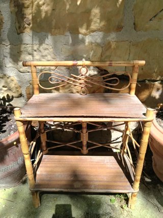 Mesita auxiliar de bambú y madera antigua