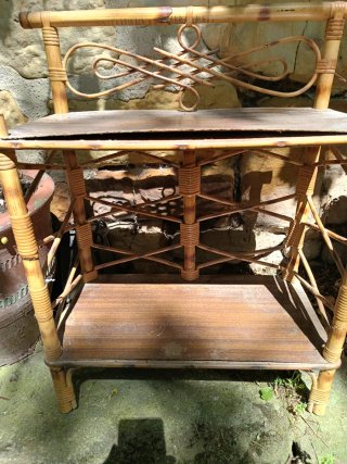Mesita auxiliar de bambú y madera antigua