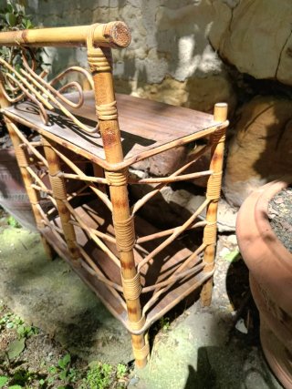 Mesita auxiliar de bambú y madera antigua