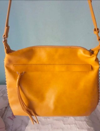 Bolso de hombro Zara mostaza tachuelas