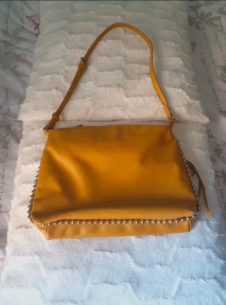 Bolso de hombro Zara mostaza tachuelas
