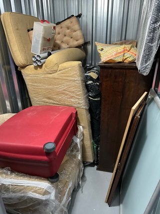 Maleta Roja y Muebles Beige