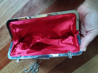 Bolso de raso rojo