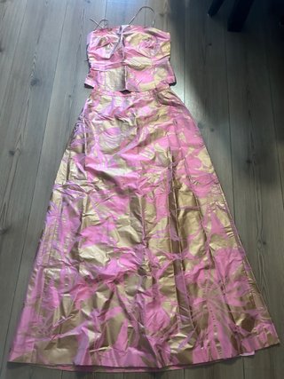 Conjunto dos piezas fiesta. Puesto en un desfile.