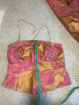 Conjunto dos piezas fiesta. Puesto en un desfile.