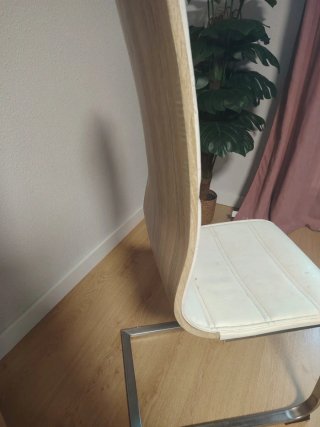 Sillas de piel blancas y madera
