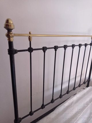 Cama de hierro forjado. URGE por vaciado de casa.